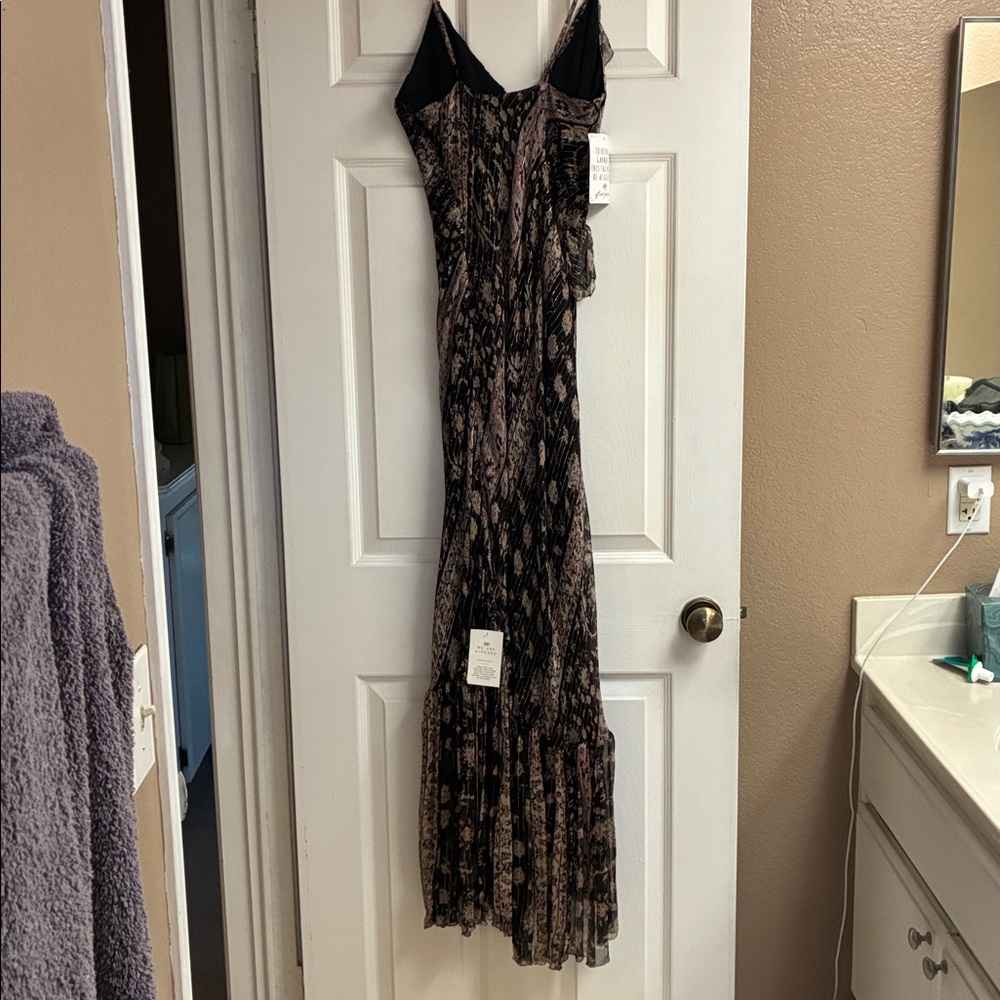 Free People We Are Kindred Gwendolyn Silk Maxi Dress
$735 - Picture 5 of 10